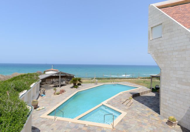 Villa em Netanya - Coastal Mansion Private Pool in Netanya by FeelHome